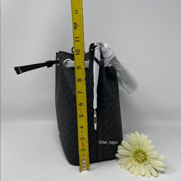 Michael Kors Eden Medium Bucket Bag and Wallet - Picture 11 of 13